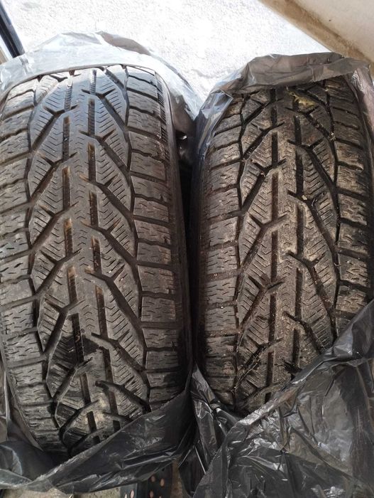 vand doua anvelope 215 65 R16