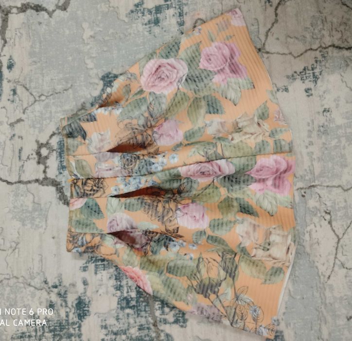 Дамска кокетна къса пола на цветя.Размер xs-s.Made in Italy