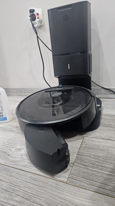 Прахосмукачка iRobot Roomba Combo i8+ със станция за автоматично изпразване – като нов