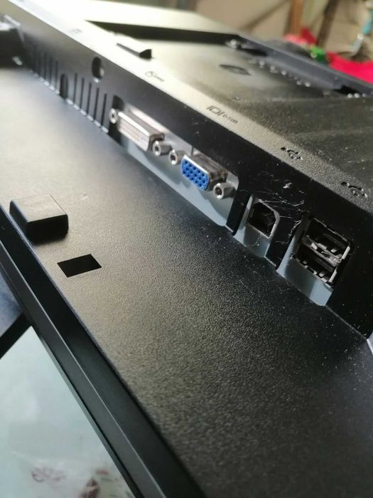 Dell монитор 19 инча. Ползван около 2 месеца само