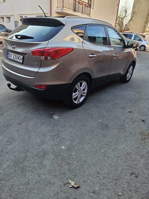 Hyundai ix35 blue drive