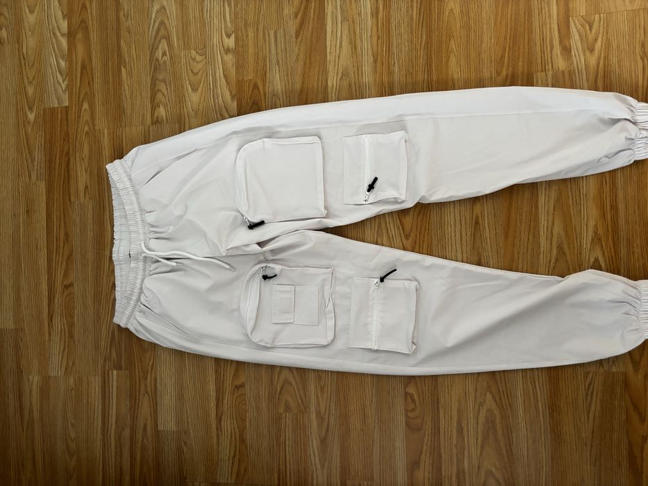 Бели карго панталони