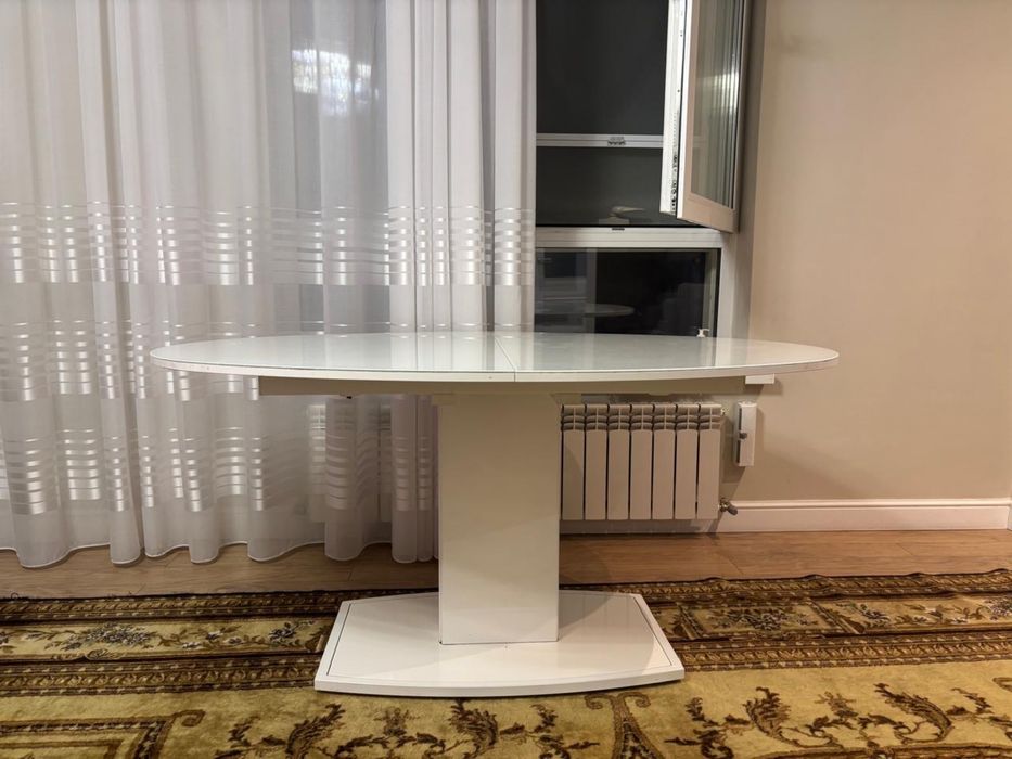 Стол раздвижной белого цвета