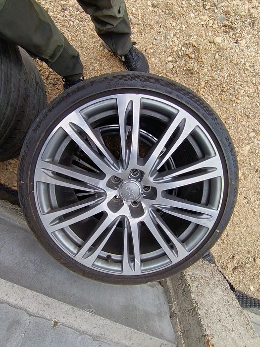 Vând 4 jante R 20 pentru Audi