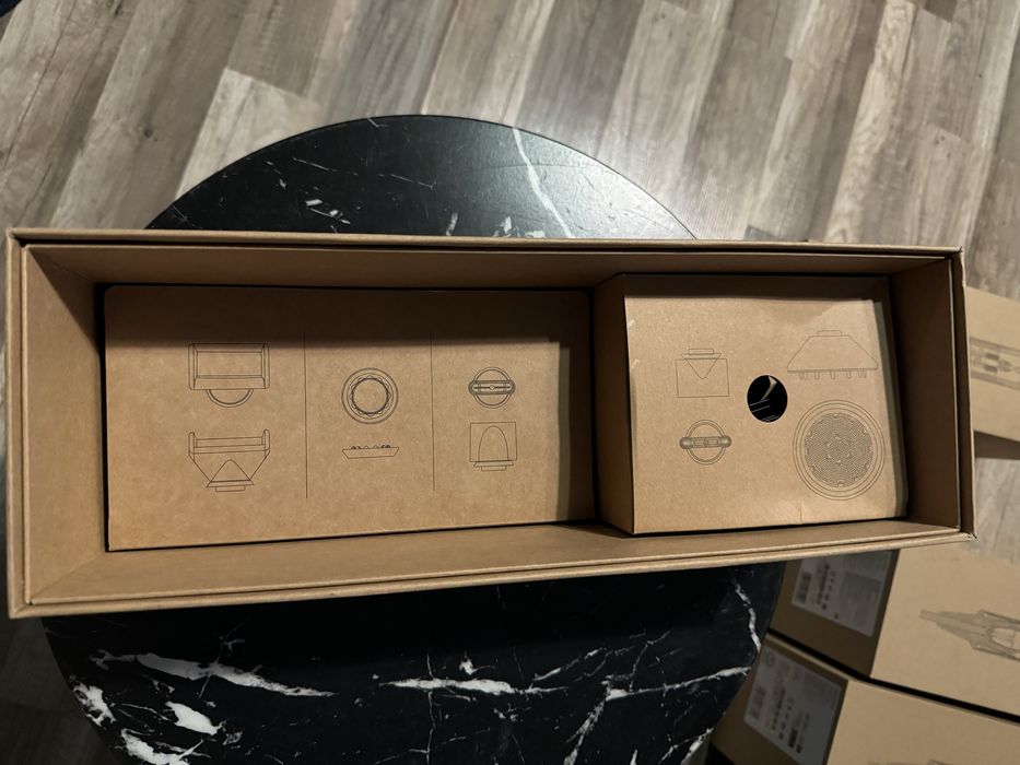 Feon Dyson Fuchsia si Roz