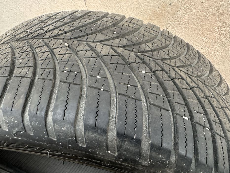 255/45/19 Good-Year M+S -235/45/19 dunlop 2 bucati