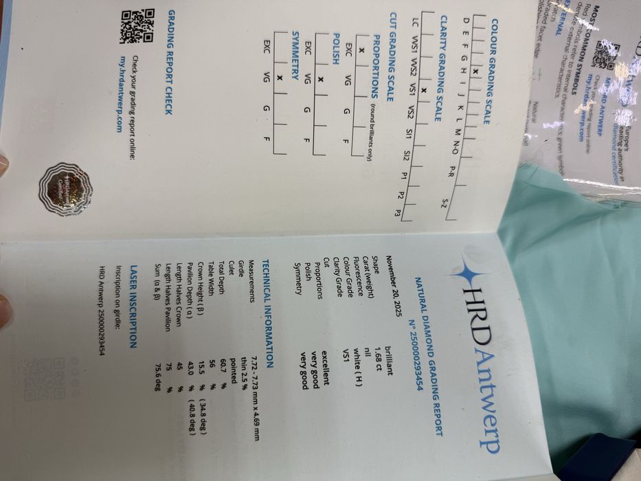 Золотое кольцо с крупным бриллиантом