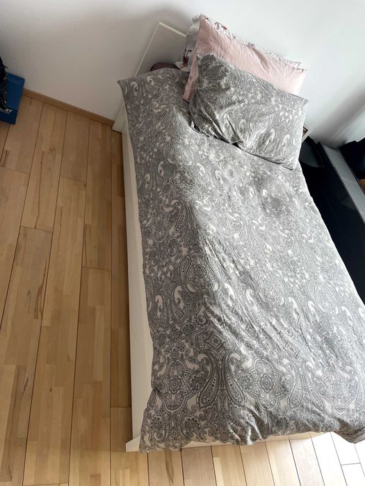 единично легло с разтегателно легло в долната част