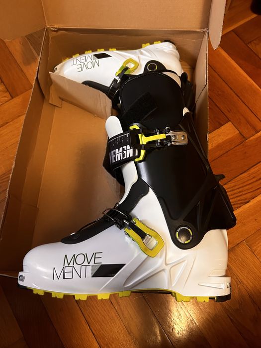 Clapari schi turã Movement