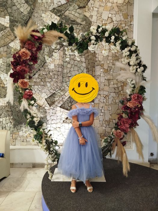 Елегантна рокля с обръч