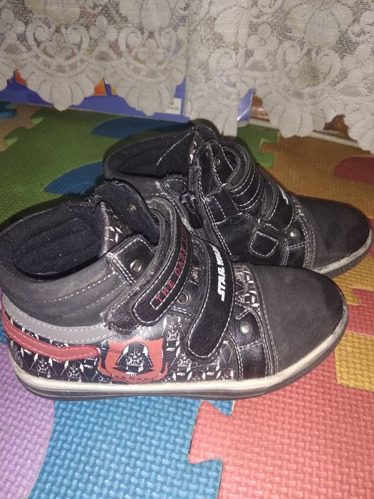 Продам детские высокие кроссовки