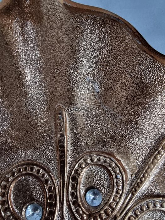 Decor masa auriu cu pietre