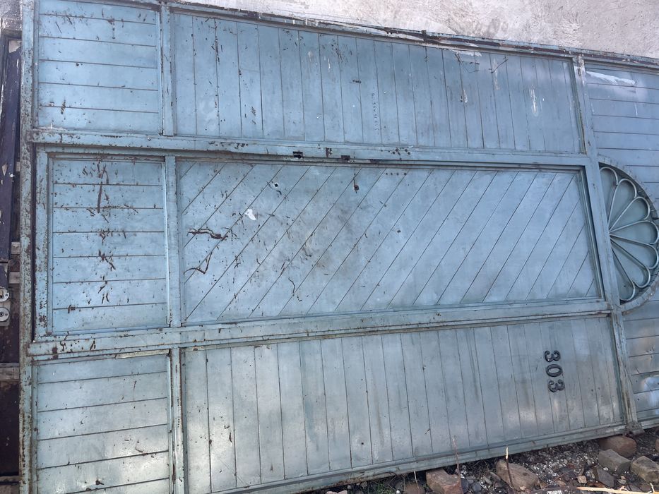 Железный ворота и дверь