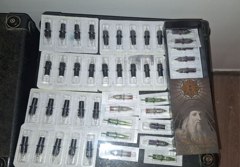 Se vinde aparat de tatuat și tot ce se vede în poze