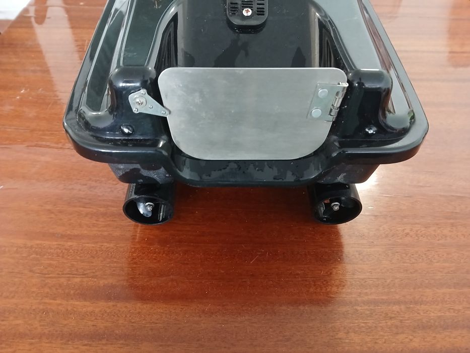 Прикормочный кораблик с эхолотом