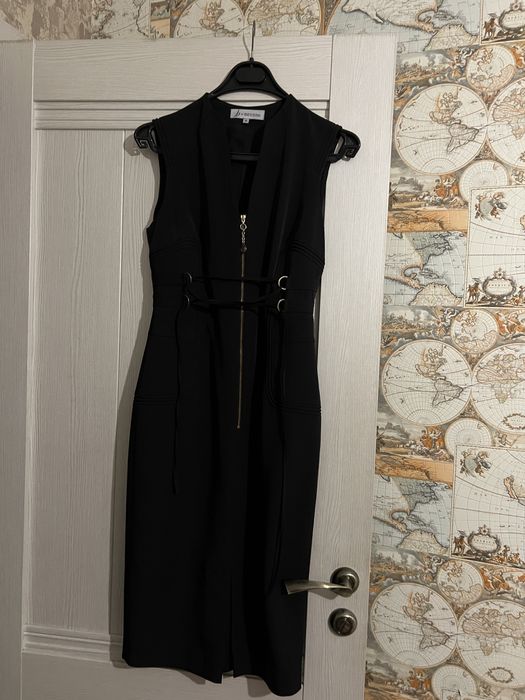 Черное платье до колен