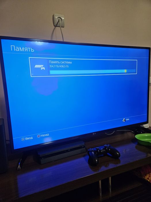 Продам Play station 4 с двумя джостиками