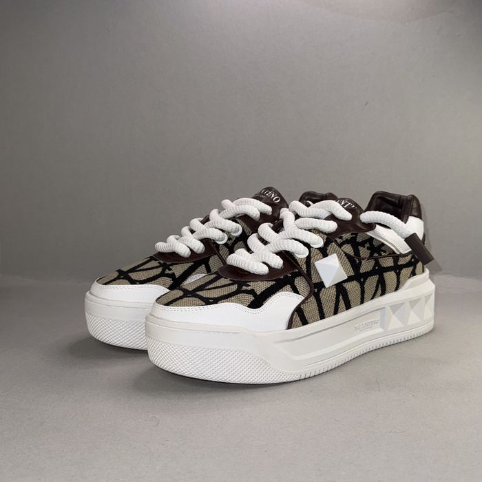 Valentino Garvani Stud XL "White Beige"! НОВИ! Дамски