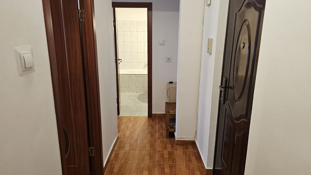 Inchiriez apartament 2 camere Unirii  etajul 1 -  270 euro