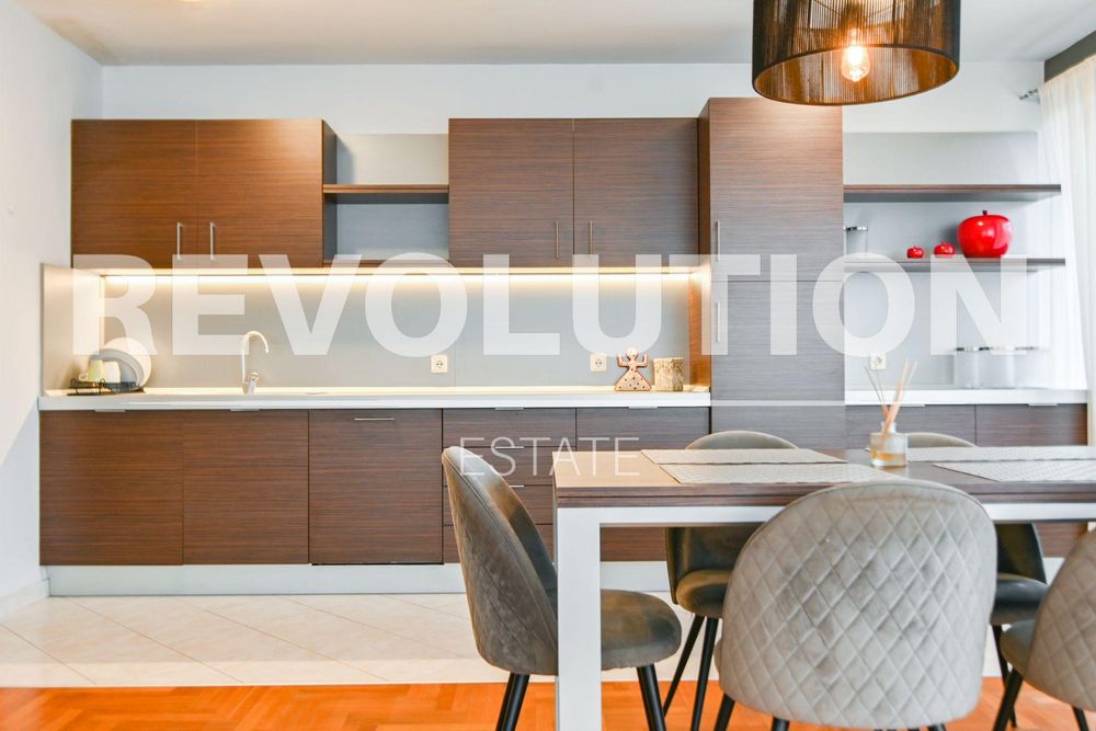 Дава се под наем Тристаен апартамент в София, Център - 125 кв.м за 1196.97 € - Снимка #3