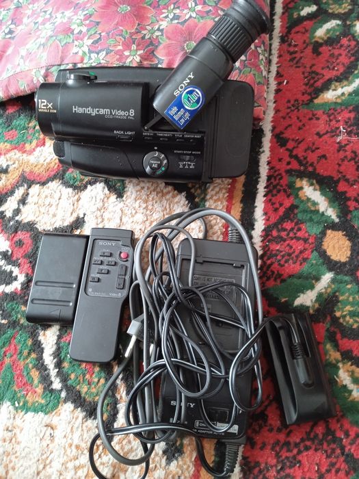 Продаю срочно видео камеру всё работает полностью в комплекте