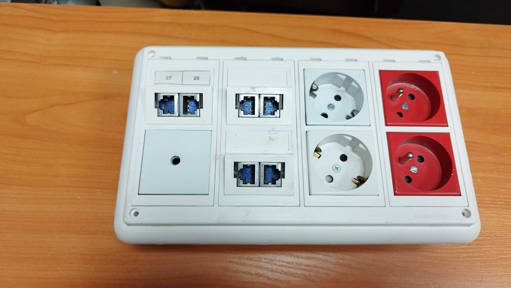 Конзоли с контакти и R&M - FTP розетки 6 и 8бр Cimabox