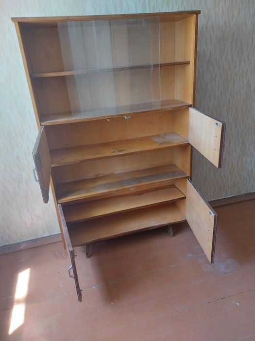Советский шкаф сервант и полки СССР