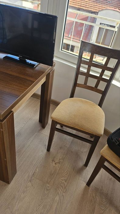 Маса с четири стола