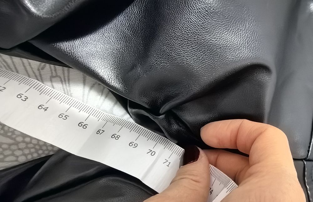 Vând pantaloni imitație de piele