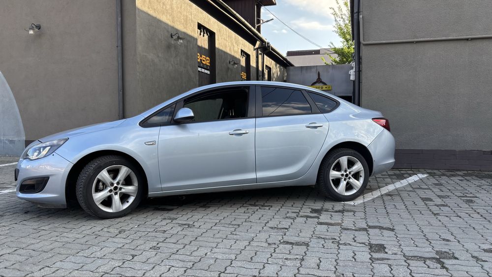 Opel Astra J / 95.000 km / 2015 / Euro 6 / 1.6 benzina + GPL / faruri Bi-Xenon AFL (problema antigel - suspect chiulasa defecta)