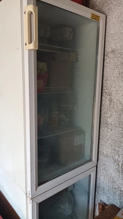 Vând vitrina bere, navete,mese