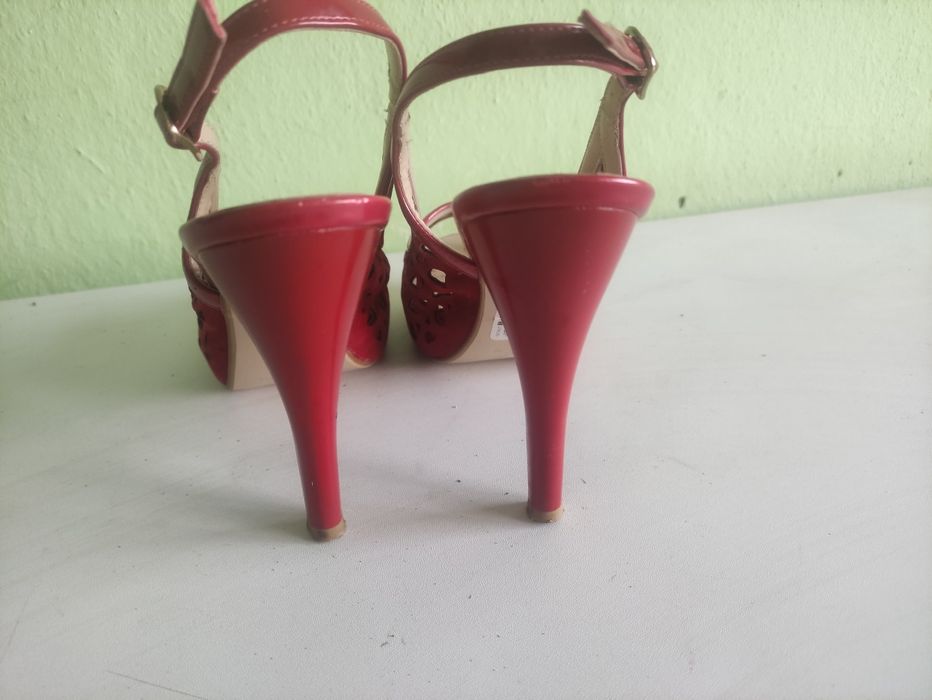 Червени дамски обувки с ток Rivas