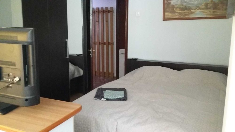 Persoana fizica ofer spre inchiriere apatament 3 camere etajul 1 din 4