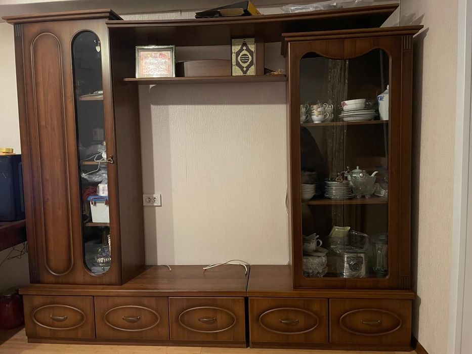 Продается деревянный сервант