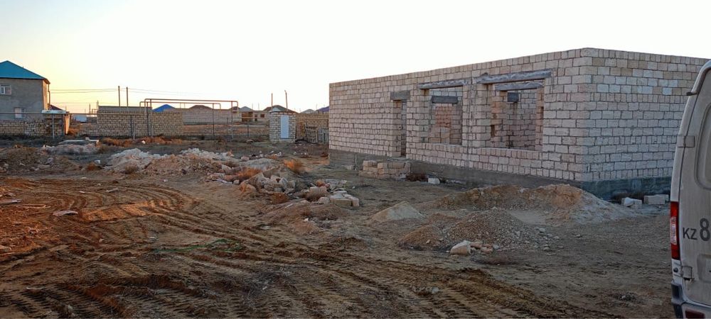 Продам участок с недостроенным домом