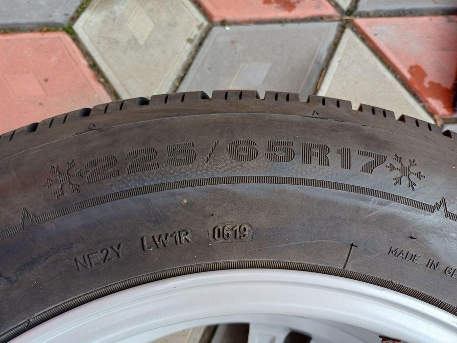 Vând 4 anvelope de iarna 225 65 r17 DUNLOP aproape noi
