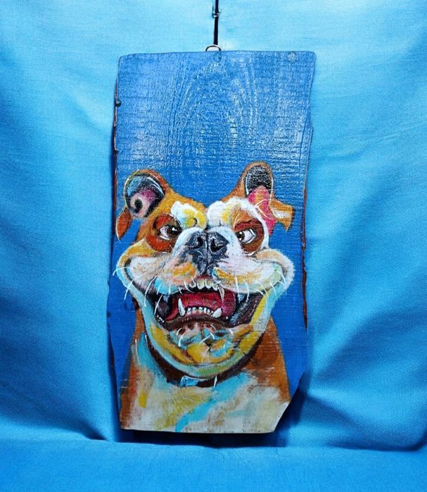 Смеещ се булдог ръчно рисувано върху дървени плоскости