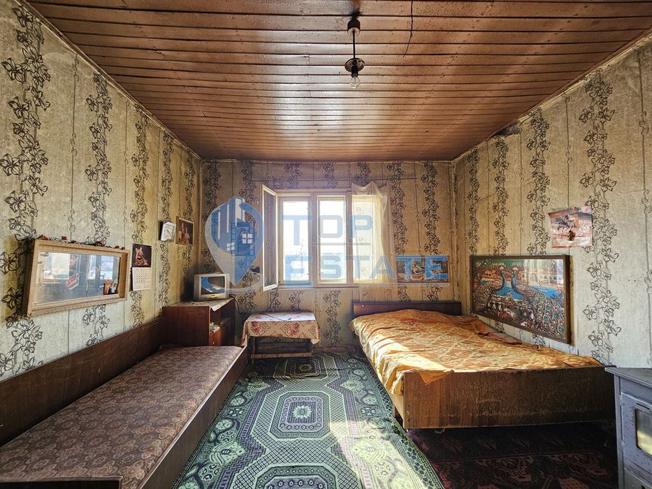 Голяма едноетажна тухлена къща с гараж в село Страхилово