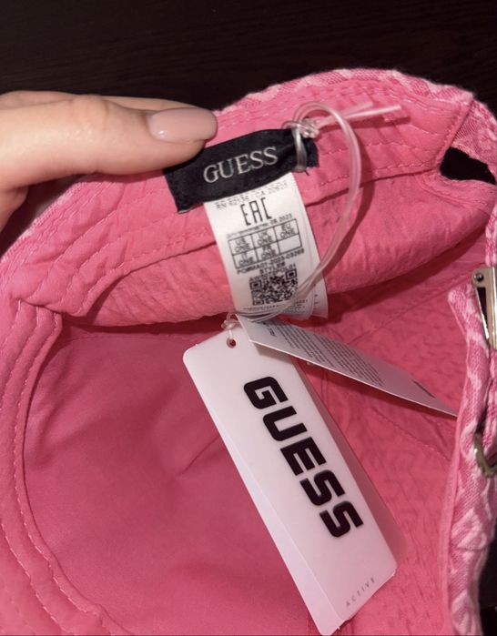 Розова шапка guess