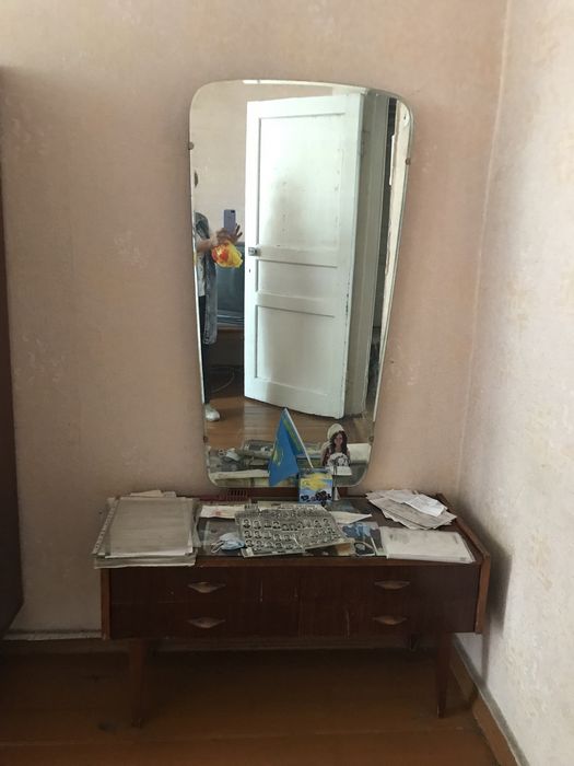 Продаю мебель б/у: шифоньер, кровать, трюмо