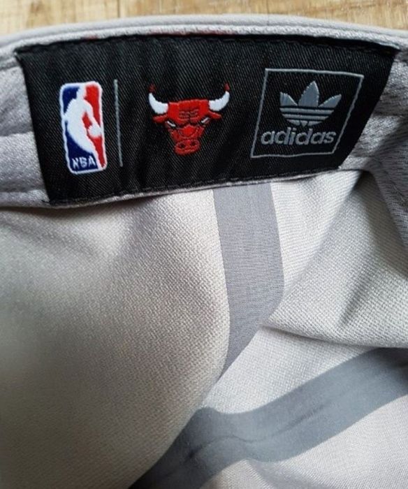 Sapca Adidas Originals NBA Bulls alte produse cop 
unisex
- sapca este