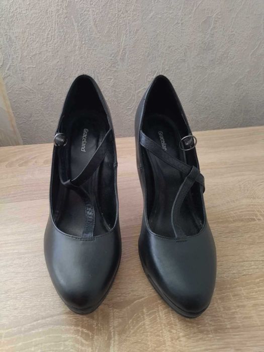 Стилни дамски обувки с платформа