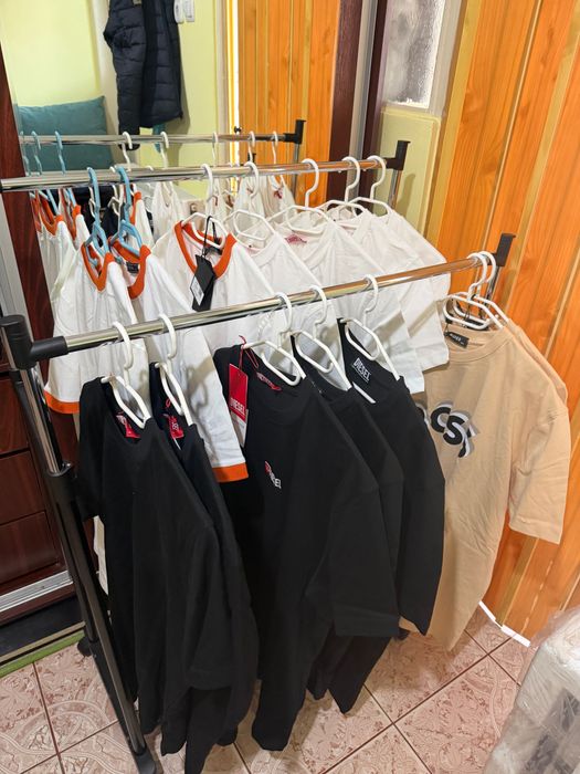 Haine de vânzare - Diferite Mărci - Toate Mărimile Disponibile