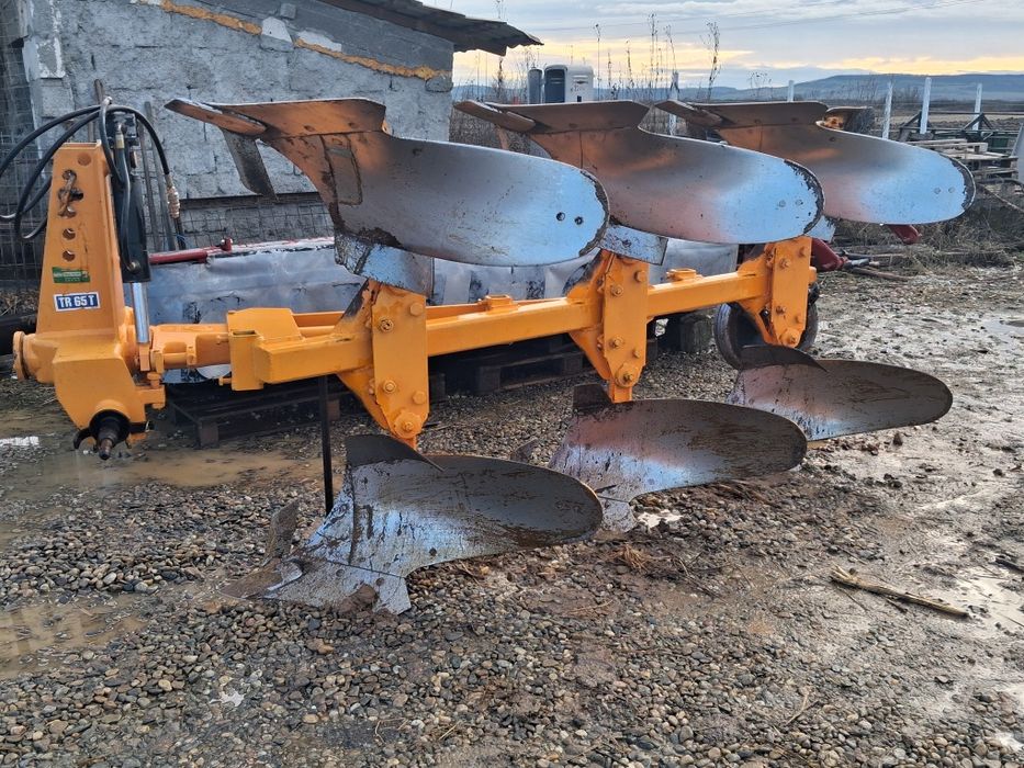 Vand plug marca  Huard TR 65 cu două furtune la reversare