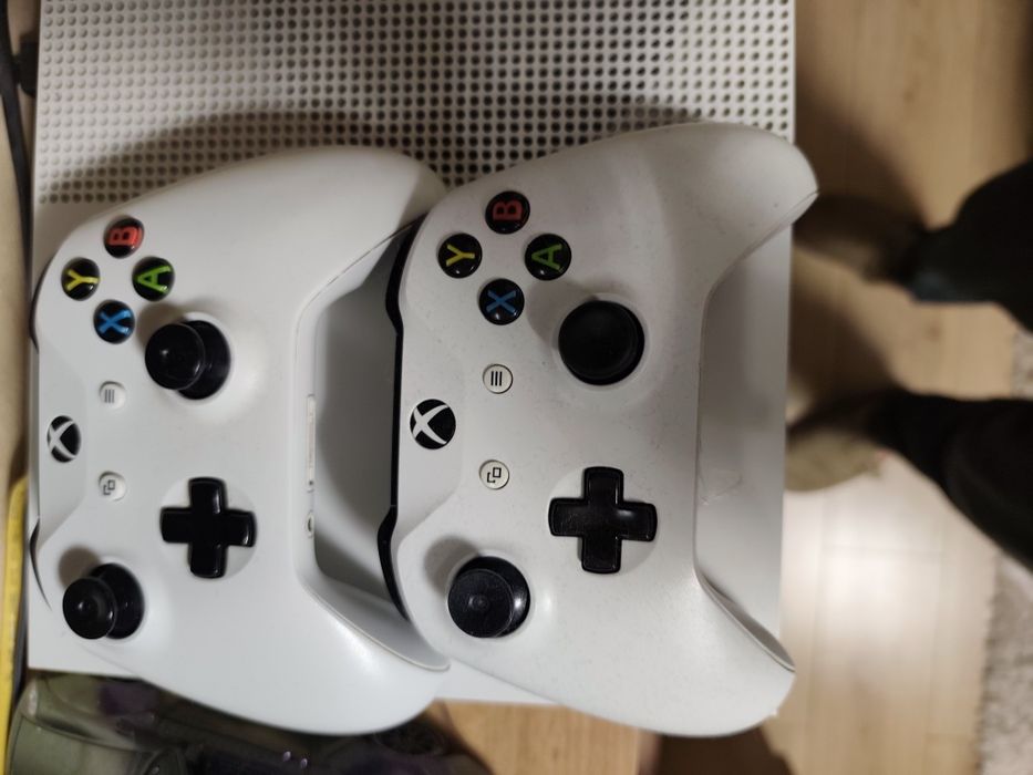 Xbox one с игри.(Два джойстика)