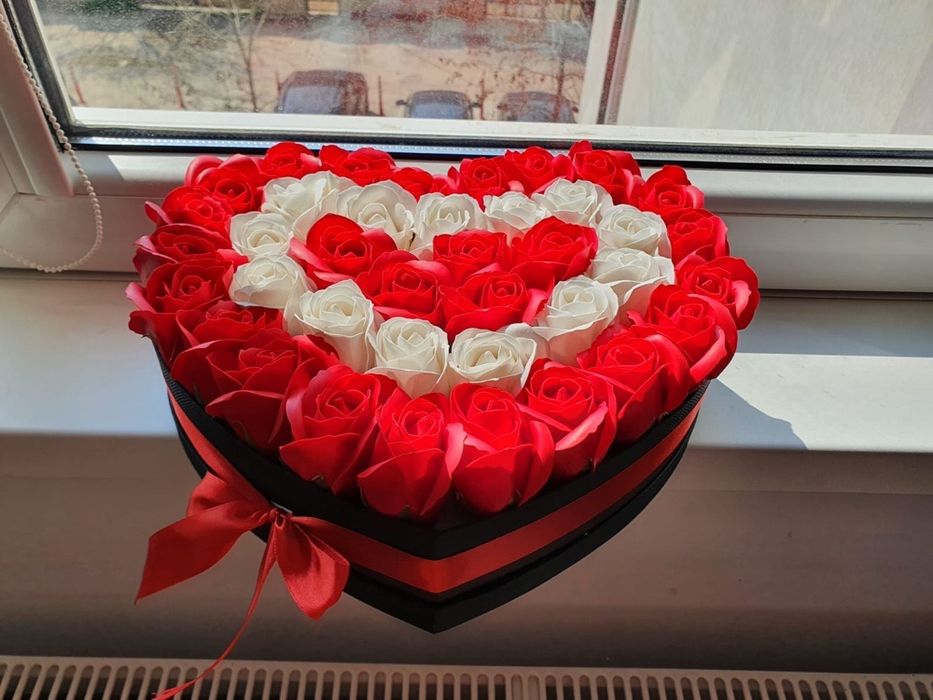 Cutie in forma de inima cu trandafiri de sapun alb rosu