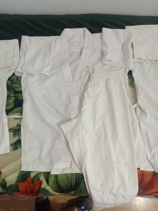 Vând kimonouri și echipament pentru karate