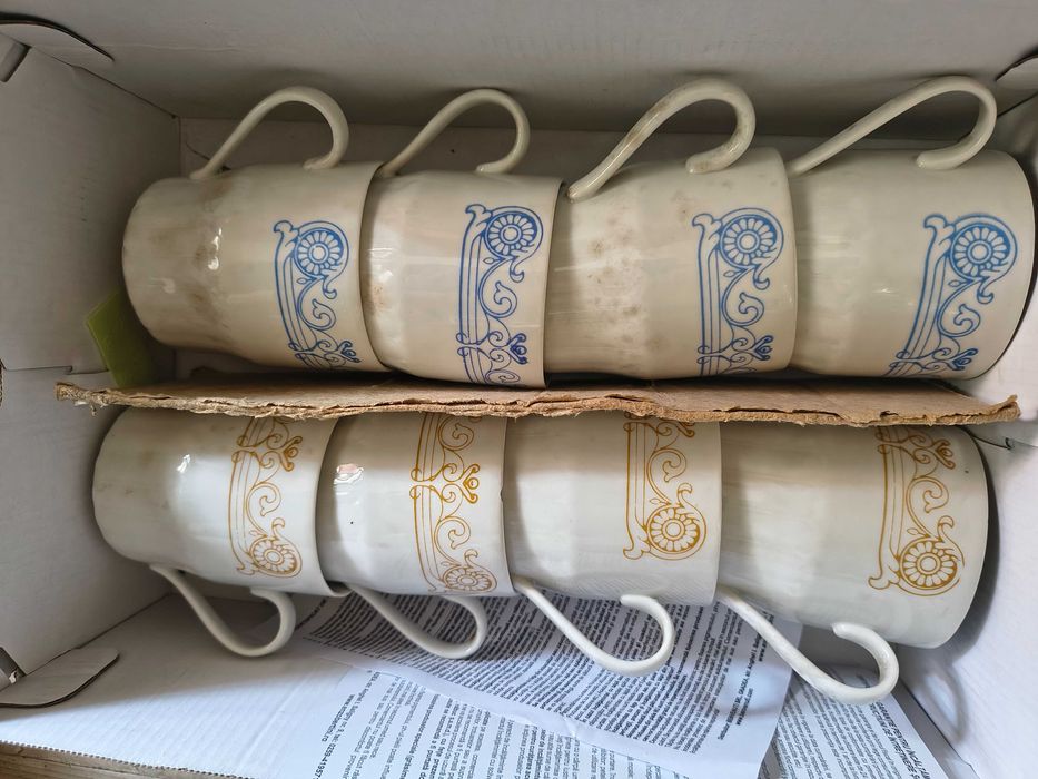 Seturi de farfurii adânci și căni