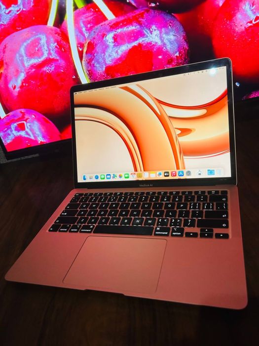 Macbook holati ideal tiniq turibdi