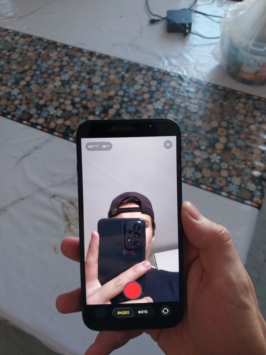 IPhone 13 в идеальном состоянии.